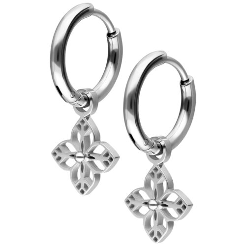 Coppia di orecchini a cerchio in argento con pendenti a fiore su sfondo bianco