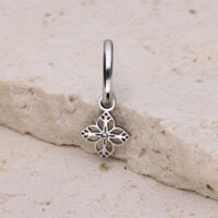 Orecchino argentato con pendente a forma di fiore su pietra chiara