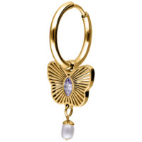 Orecchini dorati con farfalla e perla Orecchino dorato con ciondolo a farfalla, pietra lavanda e perla su sfondo bianco