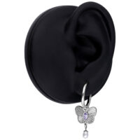 Orecchino in argento con pendente a farfalla viola e perla su modello di orecchio nero