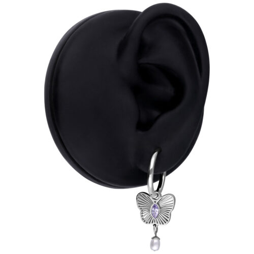 Orecchino in argento con pendente a farfalla viola e perla su modello di orecchio nero