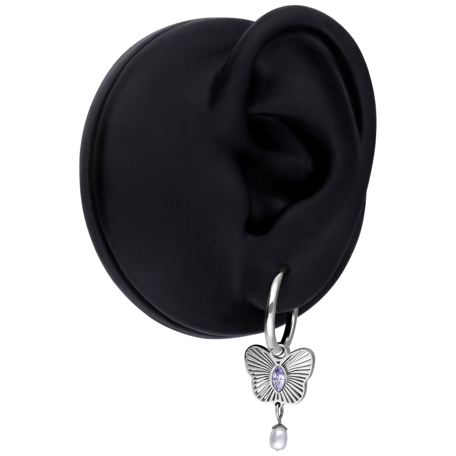 Orecchino in argento con pendente a farfalla viola e perla su modello di orecchio nero