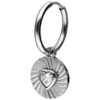 Orecchino a cerchio in argento con ciondolo a cuore di cristallo su sfondo bianco