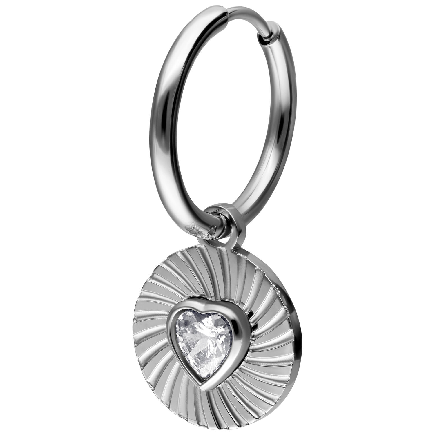 Orecchino a cerchio in argento con ciondolo a cuore di cristallo su sfondo bianco