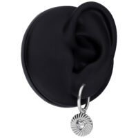 Creola argento con pendente a forma di cuore e cristallo su modello di orecchio nero