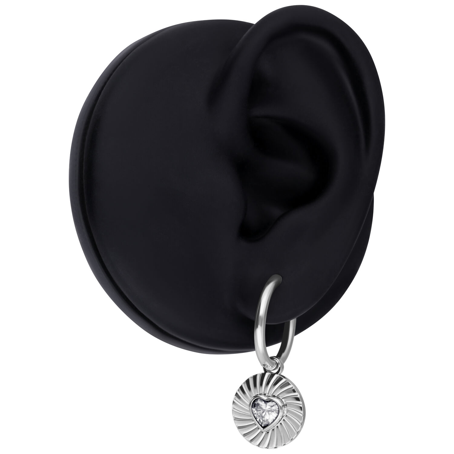 Creola argento con pendente a forma di cuore e cristallo su modello di orecchio nero