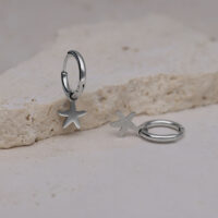 Due orecchini a cerchio in argento con ciondolo a stella marina su pietra chiara