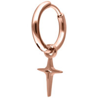 Creola in oro rosa con un piccolo ciondolo a stella polare su sfondo bianco