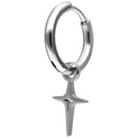 Orecchino a cerchio argento con un ciondolo a forma di stella su sfondo bianco