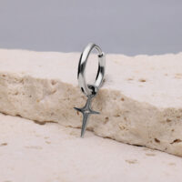 Orecchino in argento con ciondolo a forma di stella polare su pietra chiara