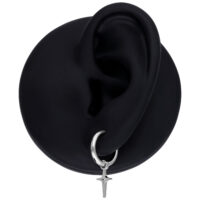 Orecchino nero con cerchio argentato e ciondolo a forma di stella su sfondo nero