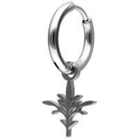 Orecchino a cerchio in argento con ciondolo a ramo su sfondo bianco