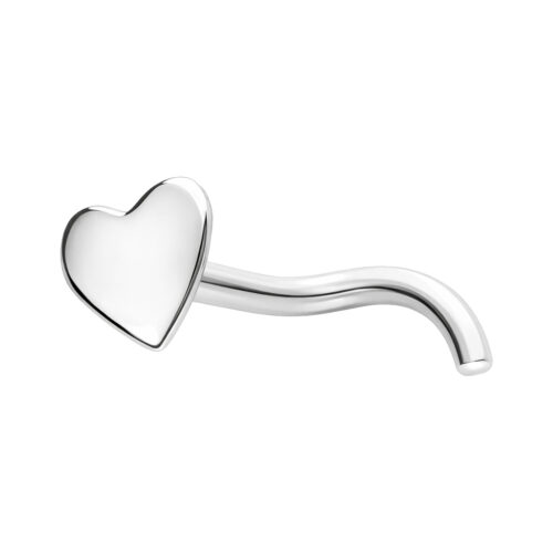 Piercing al naso a forma di cuore argentato con perno curvo su sfondo bianco