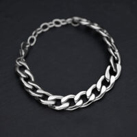 Bracciale Chunky in argento in acciaio chirurgico su sfondo nero