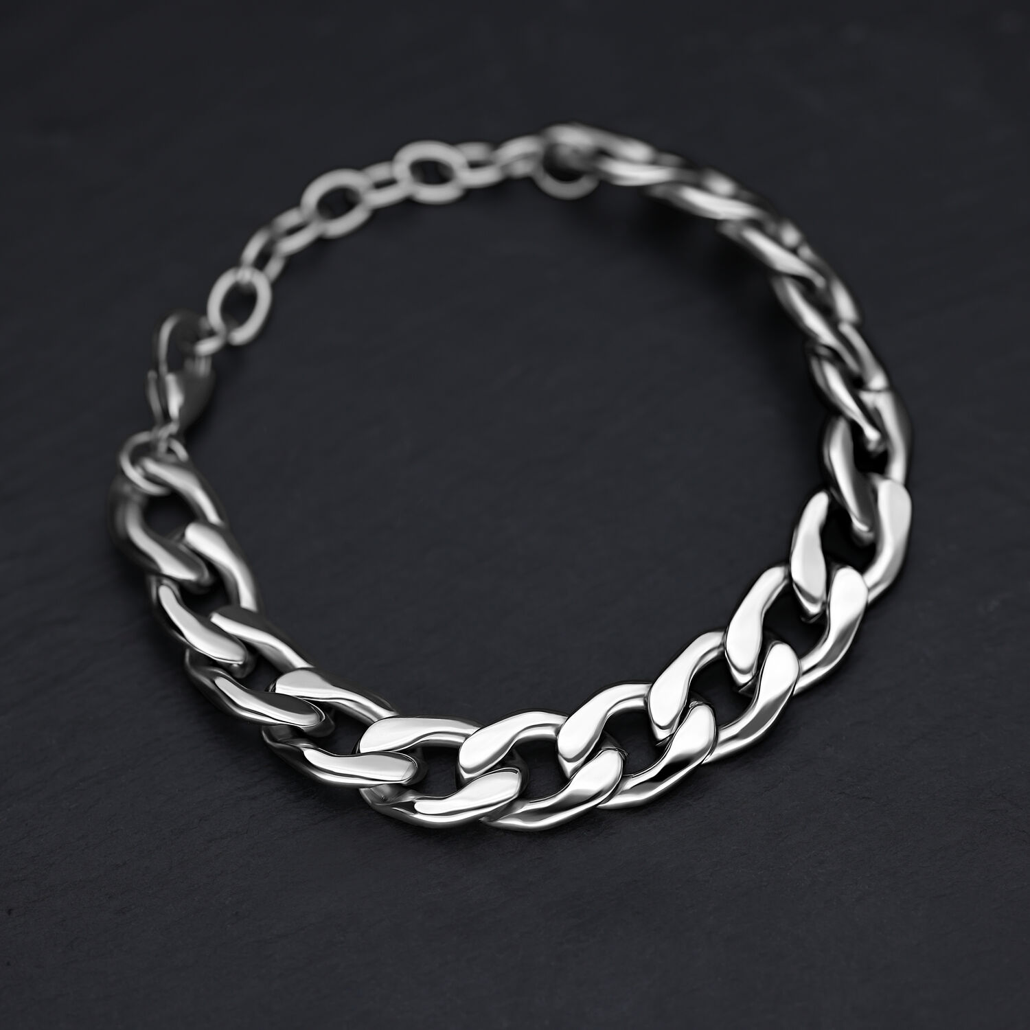 Bracciale Chunky in argento in acciaio chirurgico su sfondo nero