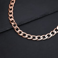 Collana chunky oro rosa in acciaio chirurgico su sfondo nero