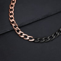 Collana Chunky Oro Rosa/Nero Collana a maglie oro rosa e nere su sfondo di ardesia scura