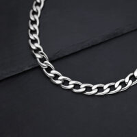 Collana Chunky Argento in Acciaio Chirurgico su sfondo scuro