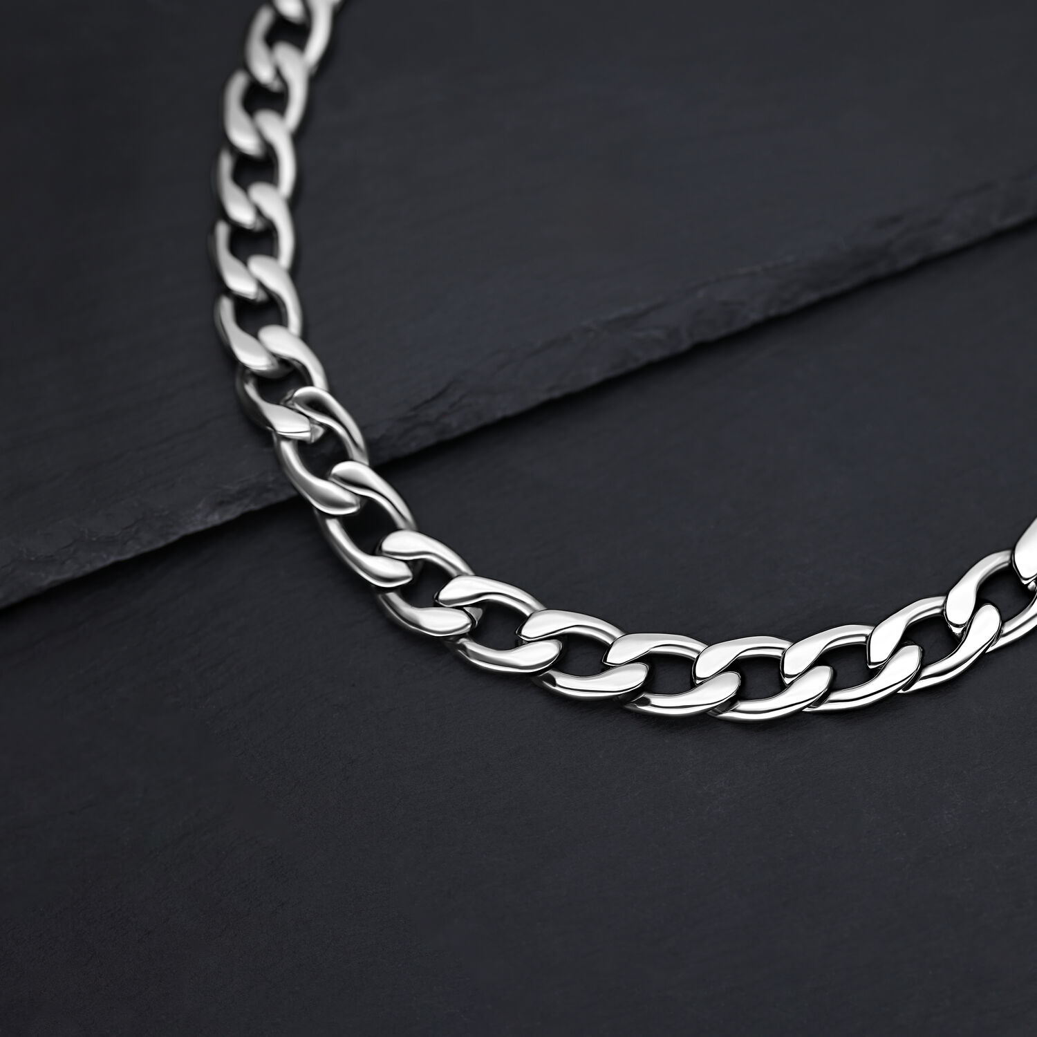 Collana Chunky Argento in Acciaio Chirurgico su sfondo scuro