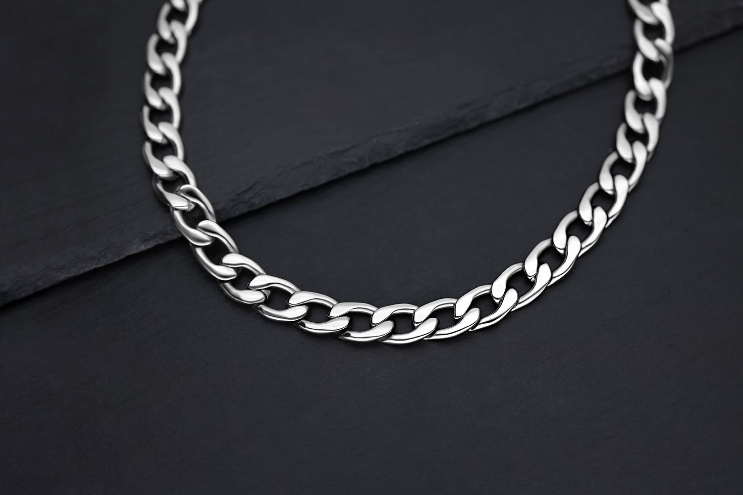 Collana Chunky Argento in Acciaio Chirurgico su sfondo scuro