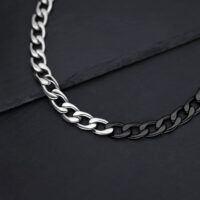 Collana Chunky in Argento e Nero Collana Chunky argento e nero su sfondo nero