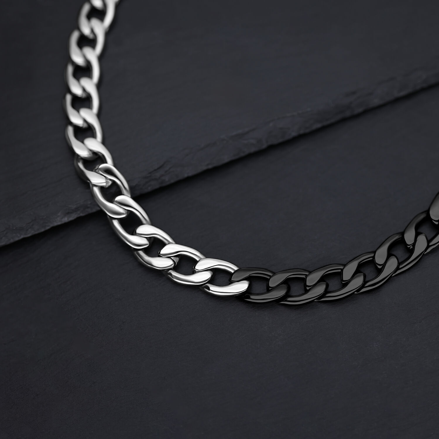 Collana Chunky in Argento e Nero Collana Chunky argento e nero su sfondo nero