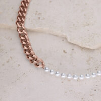 Collana oro rosa con perle sintetiche su pietra beige