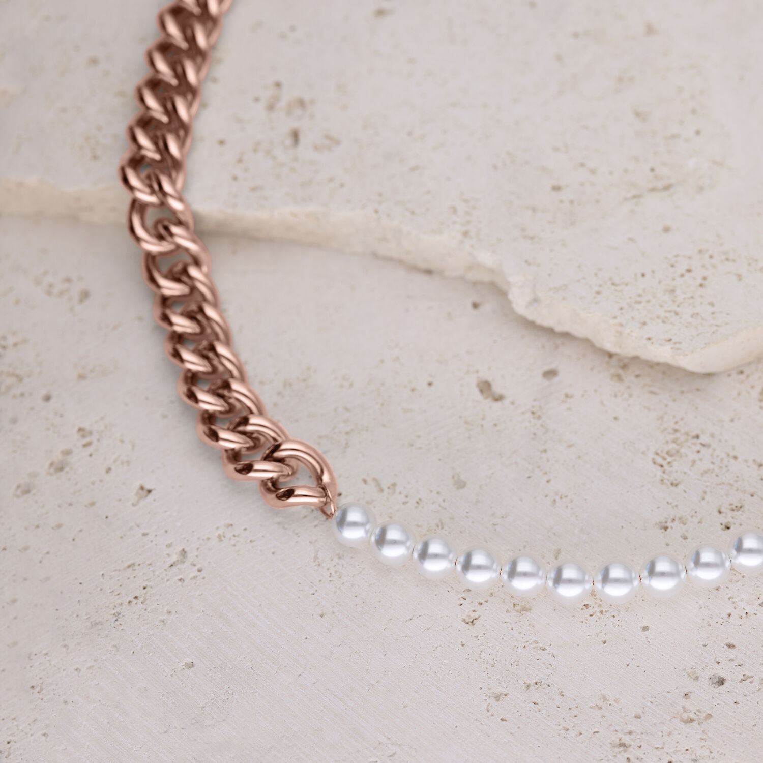 Collana oro rosa con perle sintetiche su pietra beige