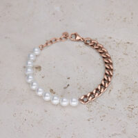 Bracciale con perle sintetiche e catena oro rosa su pietra chiara