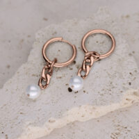 Creole in oro rosa con ciondolo a catena e perle sintetiche su pietra chiara
