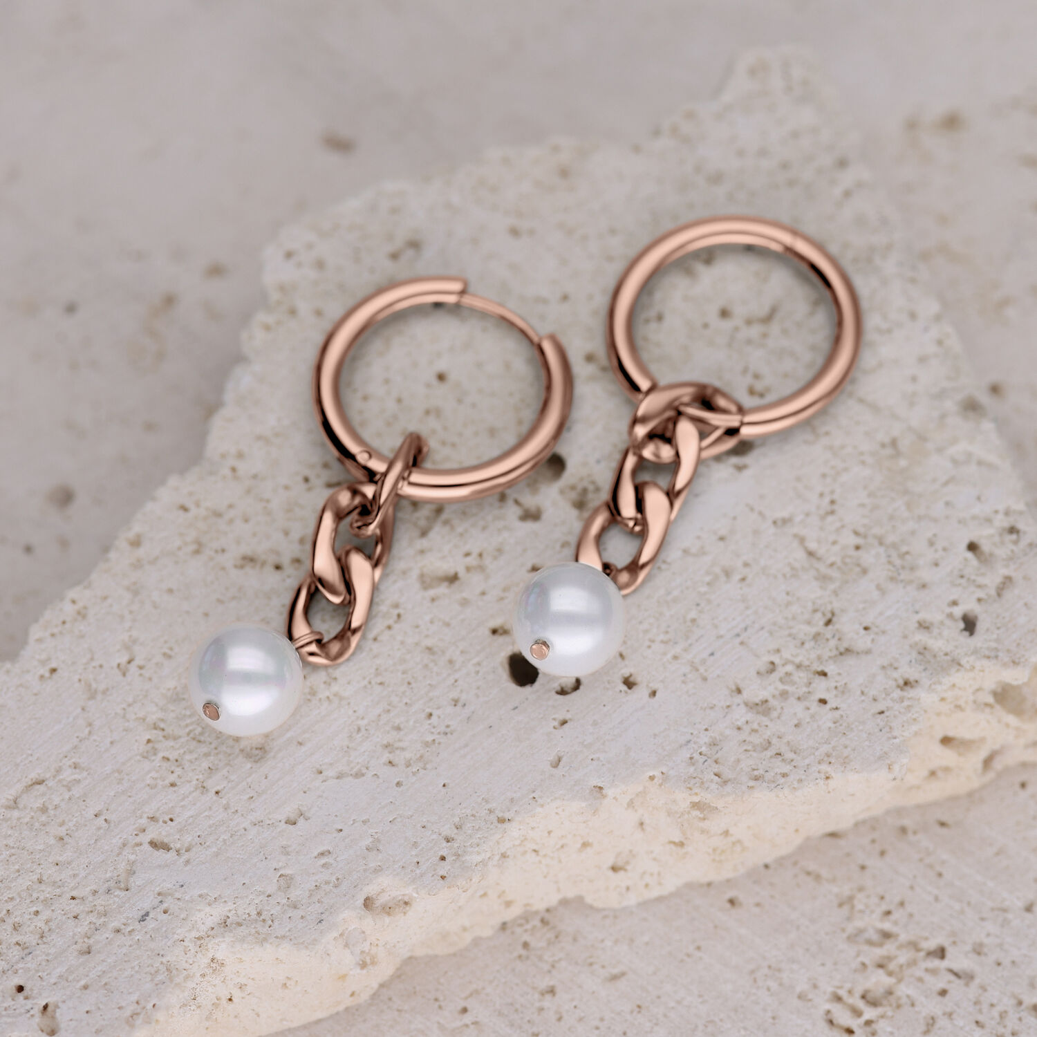Creole in oro rosa con ciondolo a catena e perle sintetiche su pietra chiara