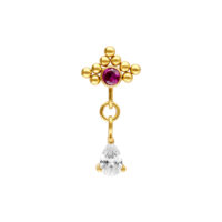 Punta per piercing dorata con pietra rosso rubino e ciondolo ovale su sfondo bianco