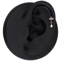 Piercing all'orecchio argento con cristallo rosso e pendente ovale, presentato su un modello di orecchio nero.