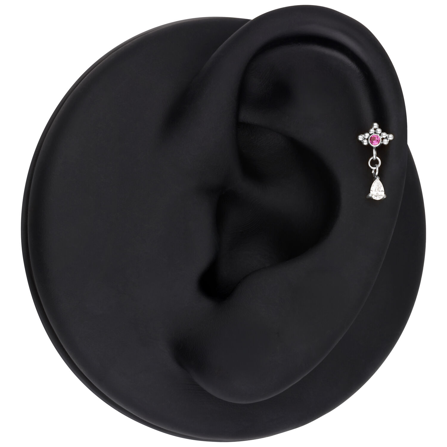 Piercing all'orecchio argento con cristallo rosso e pendente ovale, presentato su un modello di orecchio nero.