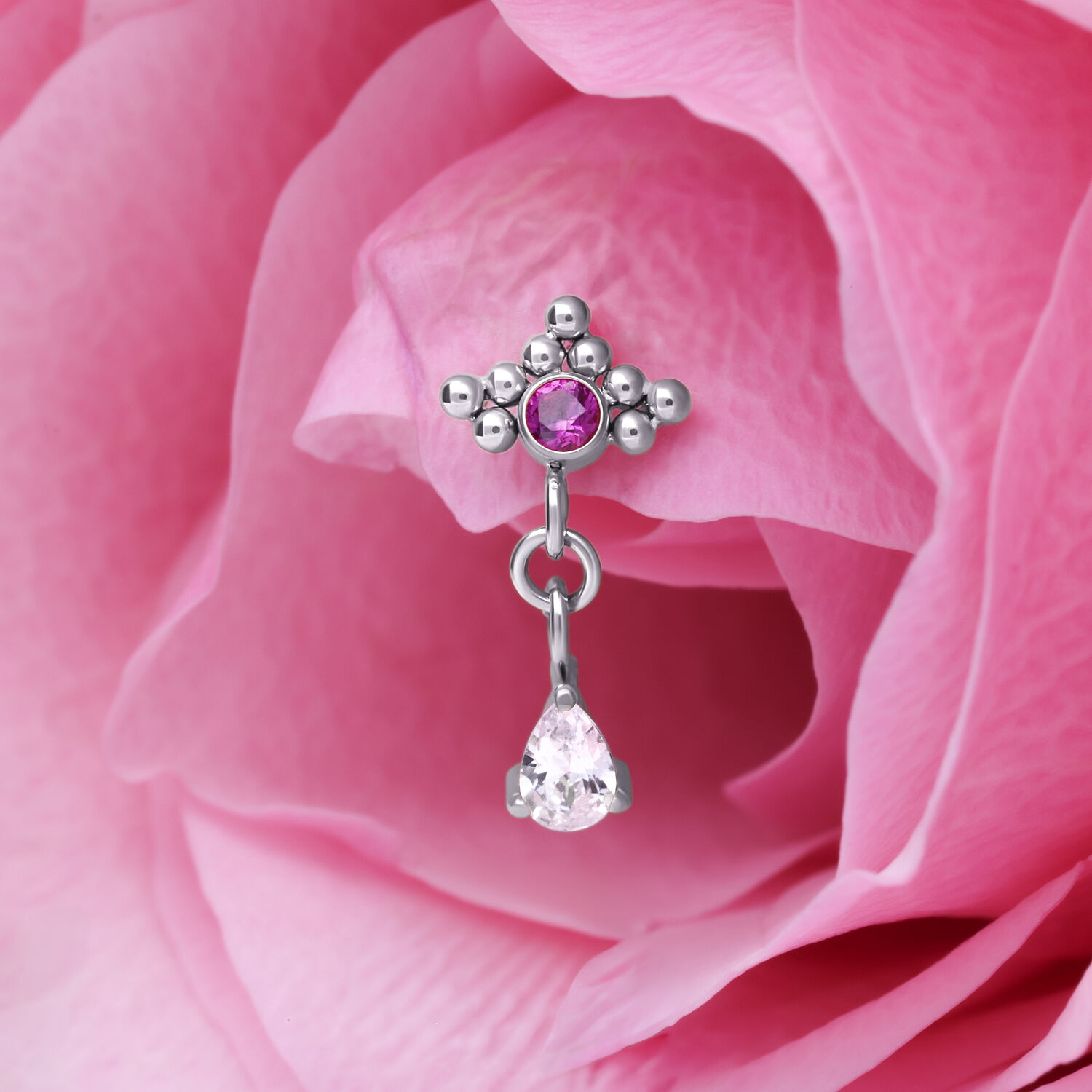 Ciondolo piercing argento con cristallo rosso e ciondolo a goccia davanti a petalo rosa