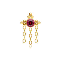 Accessorio per piercing dorato con cristallo rosso e catene su sfondo bianco