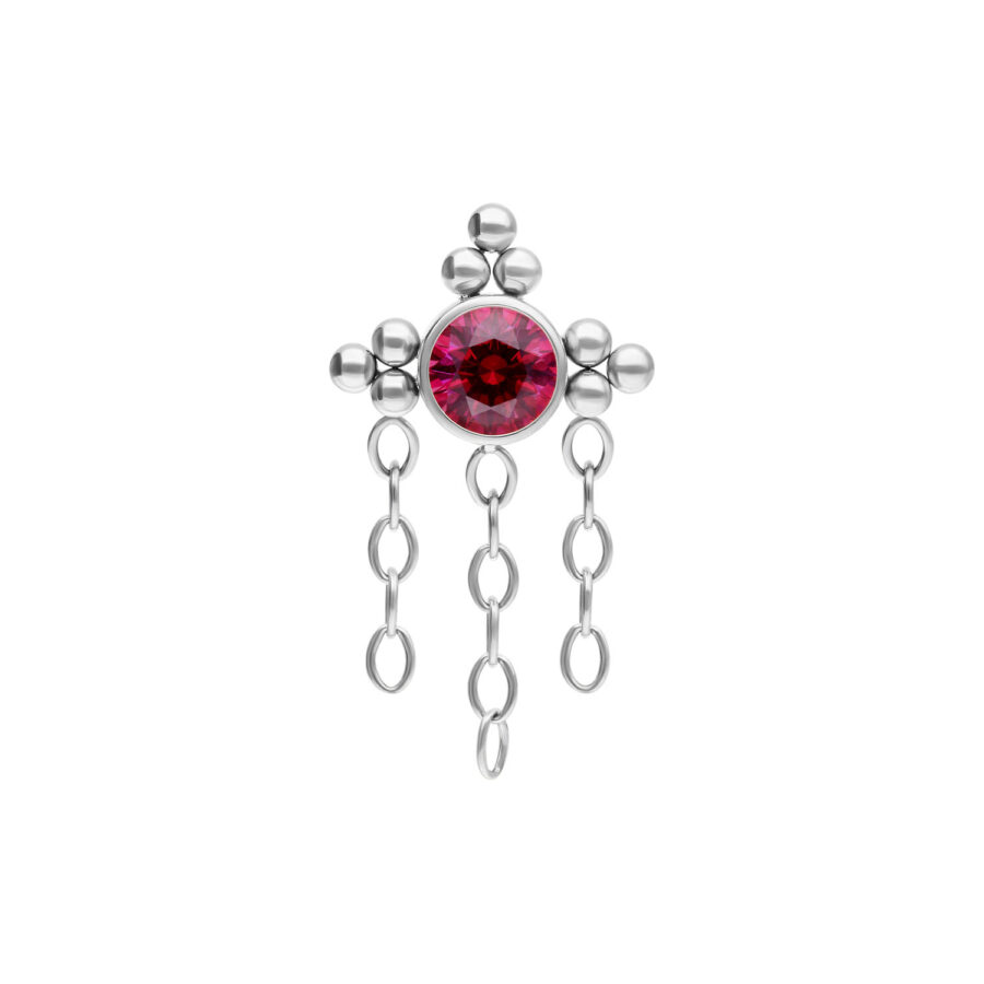 Attacco piercing in argento con cristallo rosso rubino e tre catene su sfondo bianco
