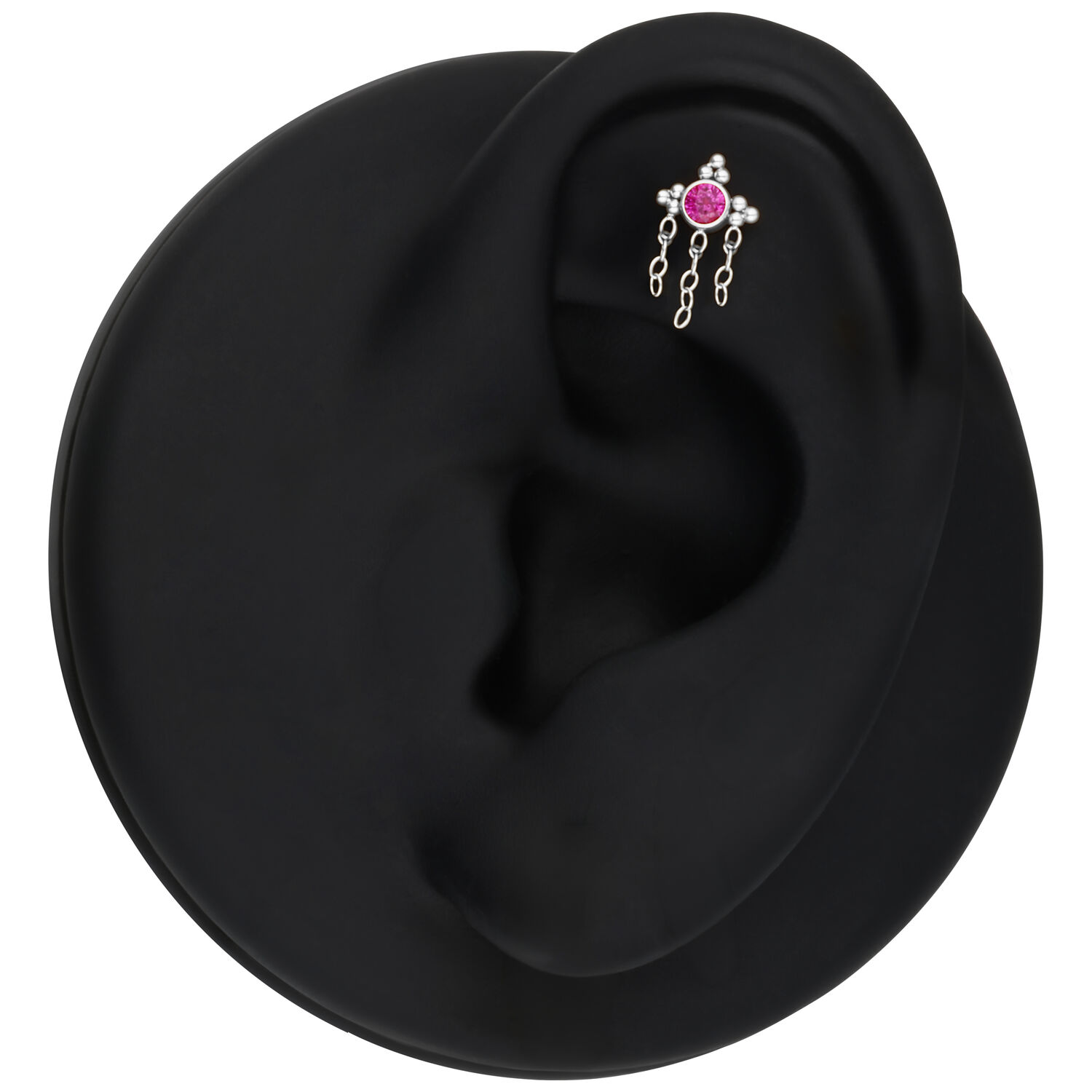 Orecchino d'argento con cristallo rosso e catene su un orecchio modello nero