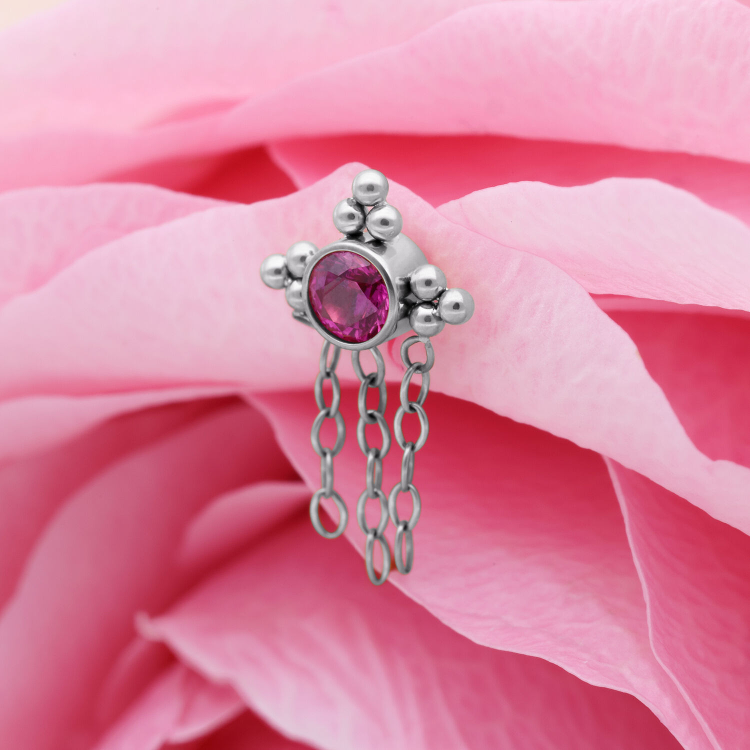 Inserto piercing argento con cristallo rosso e catene su petali rosa