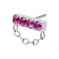 Inserto piercing argento con quattro pietre rosse e catena, fotografato di lato