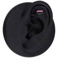 Inserto orecchino argento con cristalli rossi su un modello di orecchio nero