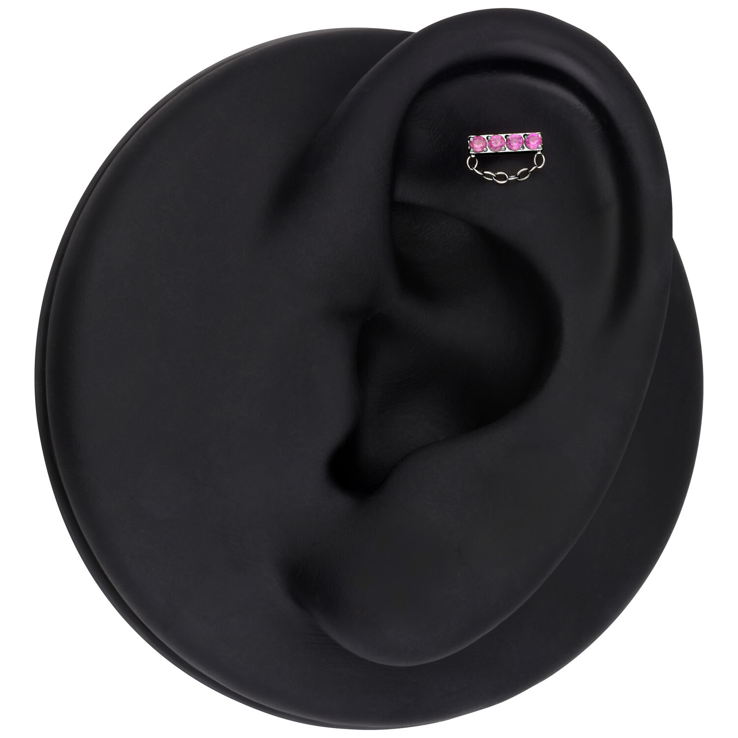 Inserto orecchino argento con cristalli rossi su un modello di orecchio nero