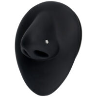 Argento Titanio Cristallo Piercing Accessorio in cristallo argento su modello di naso nero su sfondo bianco