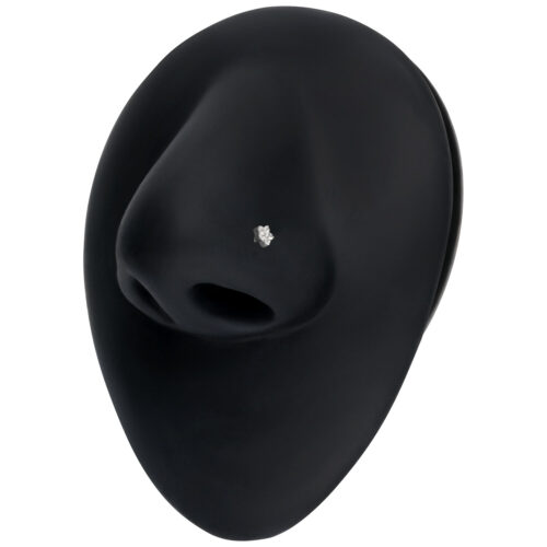 Accessorio in cristallo argento su modello di naso nero su sfondo bianco