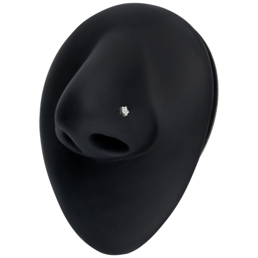Accessorio in cristallo argento su modello di naso nero su sfondo bianco