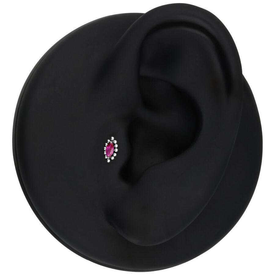 Modello di orecchio nero con inserto Push Fit argento e cristallo rosso