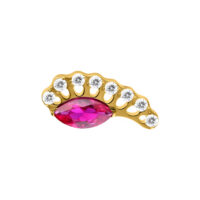 Inserto piercing dorato con pietra ovale rossa e cristalli chiari su sfondo bianco