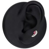 Orecchino d'argento con cristallo rosso ovale su modello di orecchio nero