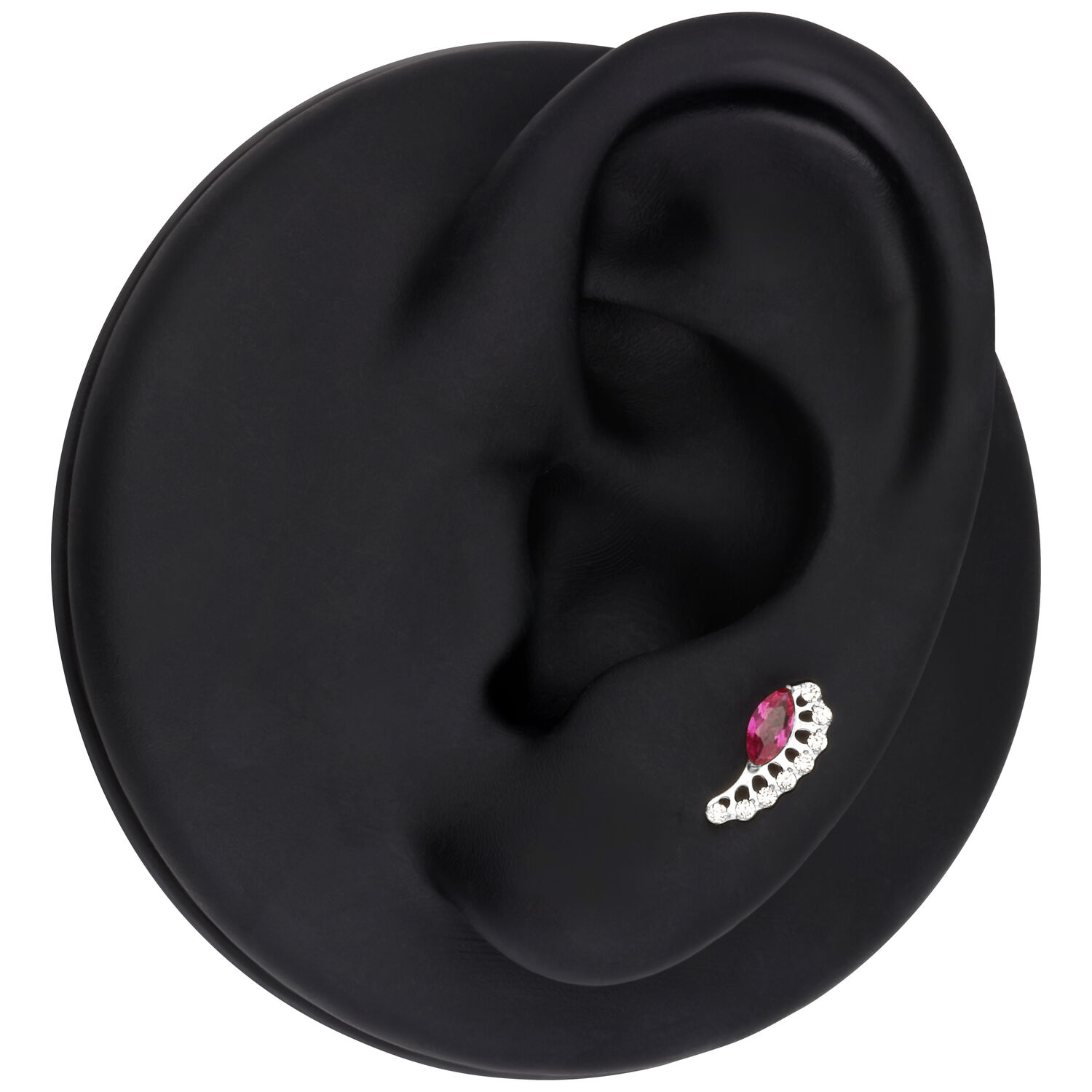 Orecchino d'argento con cristallo rosso ovale su modello di orecchio nero