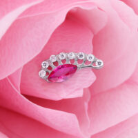 Inserto argento con cristallo rosso ovale su petalo rosa